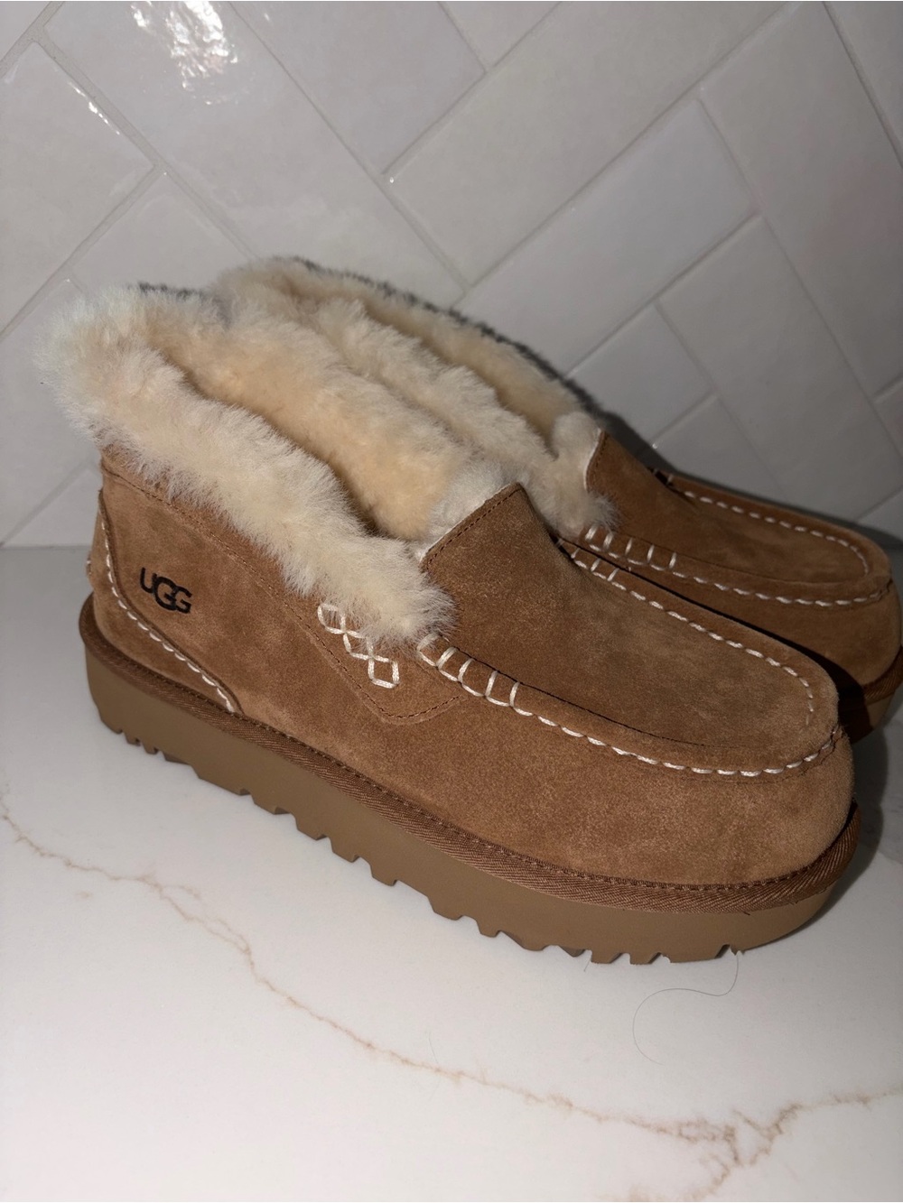UGG women’s Ansley Parc Genuine Shearling Platform Slipper cozy loafer flats 10